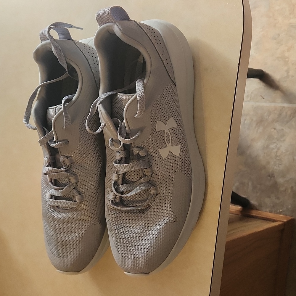 Mens silver grey Under Armour shoes size 13 very nice - Picture 2 of 5
